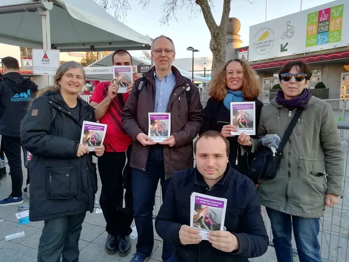 joanimaliste's tweet photo. Tratage devant le salon de la torture avec le parti animaliste
#fermonslesabatoirs #stopabatoires #sia2019 #liberationanimal #europenne #mai2019 #maltratance #horreur #souffrance #torture #maltratance #innocent @PartiAnimaliste #speciste #stopspeciste https://t.co/zbeyLB4B2F