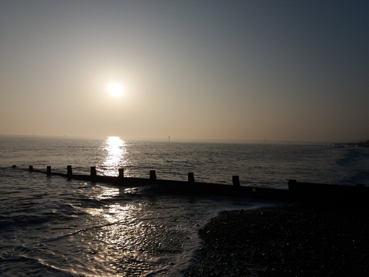 ENGLISHFUTURES's tweet photo. Another beautiful, sunny #SundayMorning for #Hornsea. Not a breath of wind. #ViewYorkshire #BBCWthrWatchers #BBCEngland #PlasticFreeHornsea #MyPlasticPledge https://t.co/WqLtCfJtc6