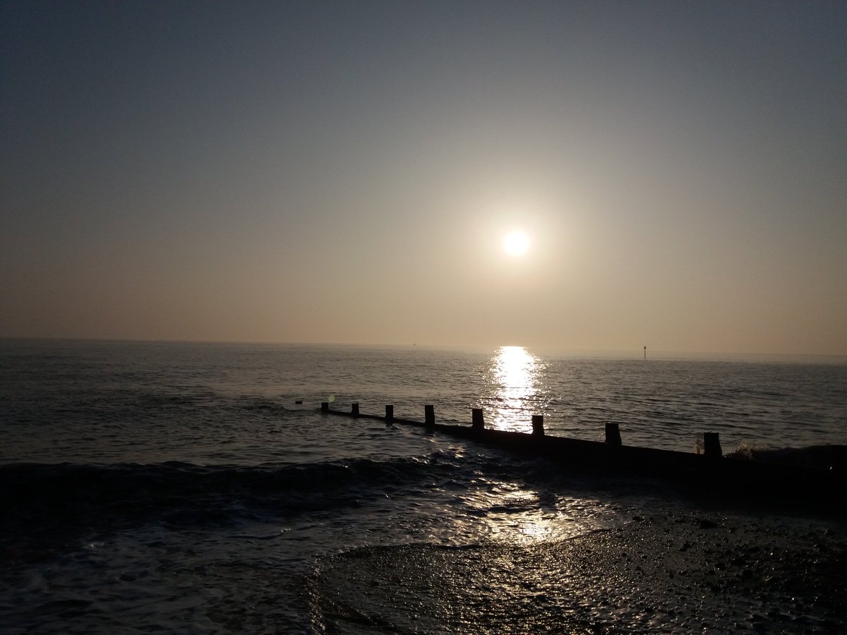 ENGLISHFUTURES's tweet photo. Another beautiful, sunny #SundayMorning for #Hornsea. Not a breath of wind. #ViewYorkshire #BBCWthrWatchers #BBCEngland #PlasticFreeHornsea #MyPlasticPledge https://t.co/WqLtCfJtc6