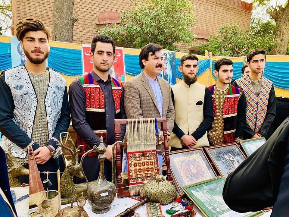 LifeAtEdwardes's tweet photo. Here are some highlights from yesterday's Pakhtun Culture Day, which was organized by Pashto Society. 

Students set up stalls of traditional dresses, local cuisine and cultural artefacts to promote the culture of various parts of Khyber Pakhtunkhwa and the region. https://t.co/GYNrkVVFZw