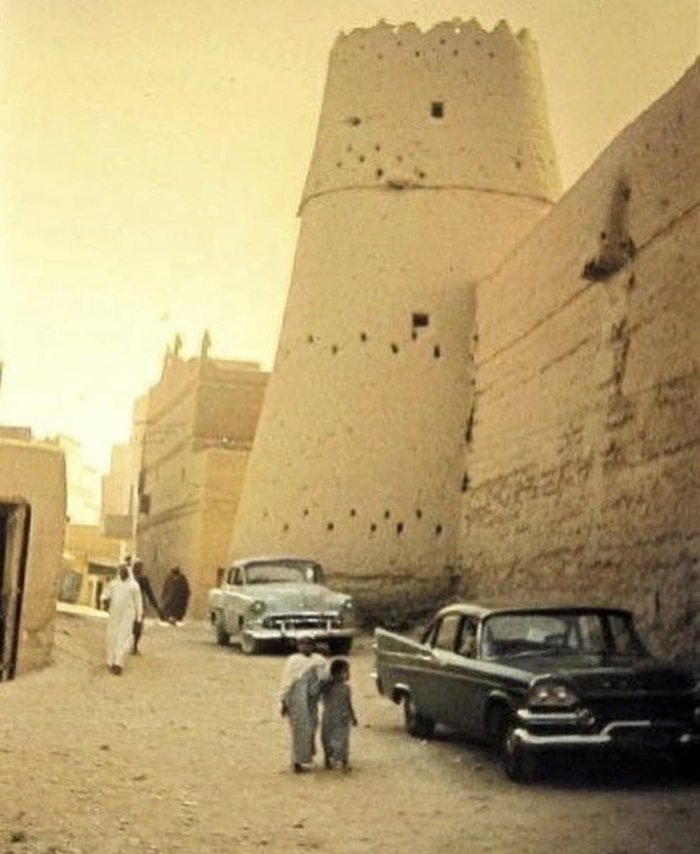 صورة قديمة لـ المصمك عام ١٣٨٠هـ ..
قبل حوالي ٦٠ سنة تقريباً ..
ويظهر طفل وهو يتأمل في أحد السيارات الجديدة في ذلك الوقت ..