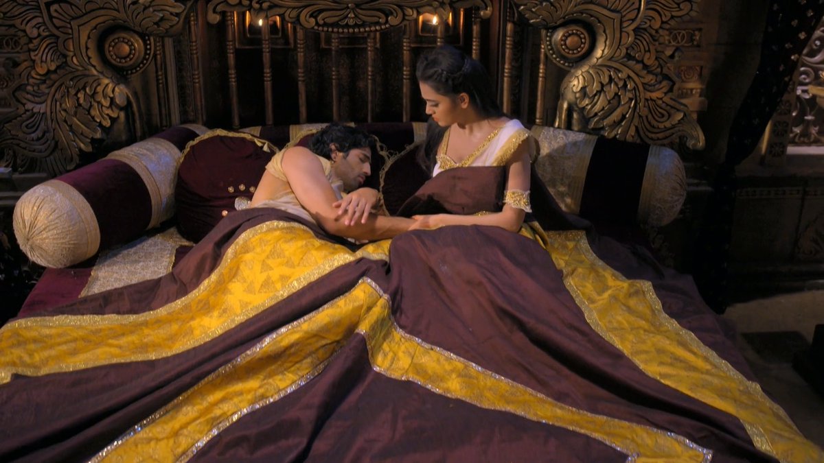 kittukidhun's tweet photo. #KarnSangini Epi83 Moments:
•Pre-daan•
~Radha fills #Uruvi's maang😂 b4 blessing her
~Kunti &amp; #Krishn talk about 5-in-1 Karn
~Uruvi gets the warning dream rather than #Karn (Suryadev chilling I think)
~Bheegi Billi😂
~Oh how she tries 2 stop him😢
#AashimGulati #TejasswiPrakash https://t.co/xnJruL3TG6