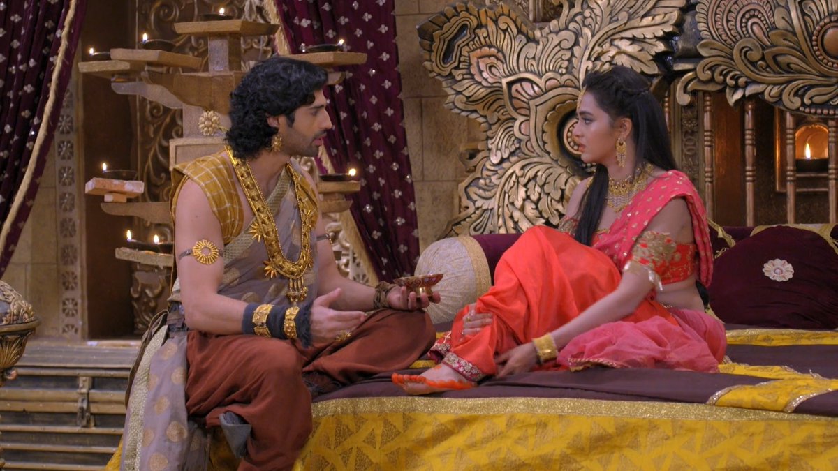 kittukidhun's tweet photo. #KarnSangini Epi83 Moments:
•Pre-daan•
~Radha fills #Uruvi's maang😂 b4 blessing her
~Kunti &amp; #Krishn talk about 5-in-1 Karn
~Uruvi gets the warning dream rather than #Karn (Suryadev chilling I think)
~Bheegi Billi😂
~Oh how she tries 2 stop him😢
#AashimGulati #TejasswiPrakash https://t.co/xnJruL3TG6