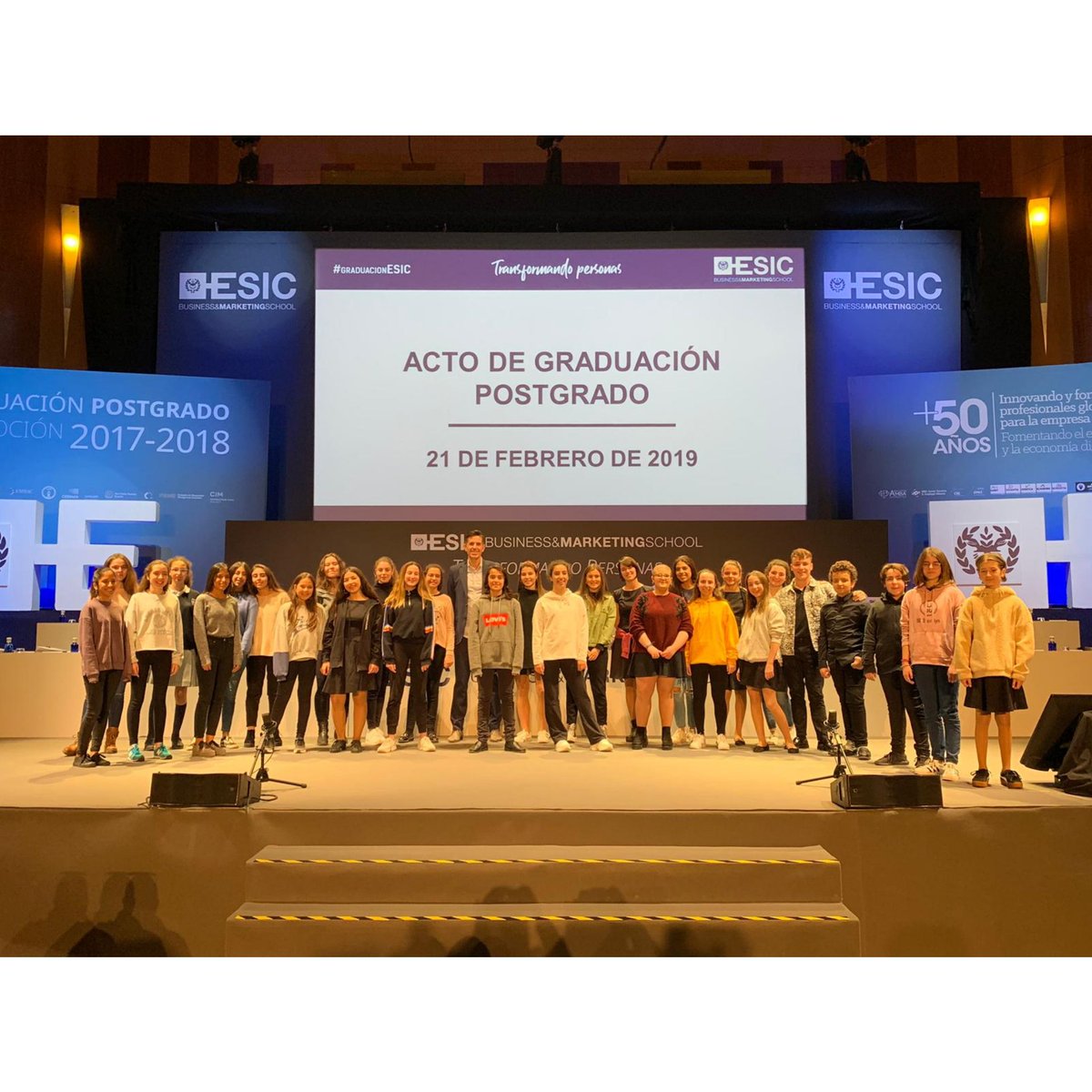 Corolasveredas's tweet photo. Cantando un año más en la graduación de la Universidad ESIC en el Auditorio IFEMA Juan Carlos I.🎤 #corolasveredas #choir #like https://t.co/u29OEvpbeC