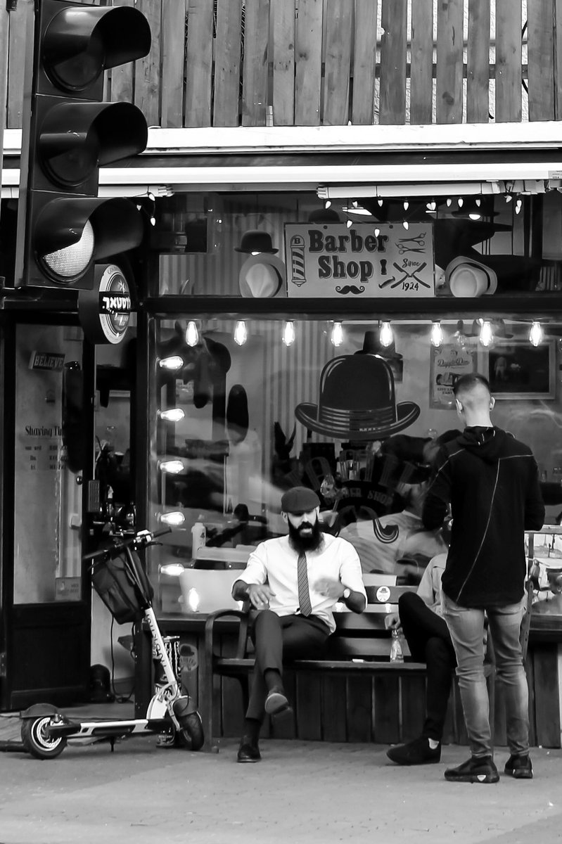 Sur le banc #TelAviv #streetphotography #babershop #blackandwhitephotography