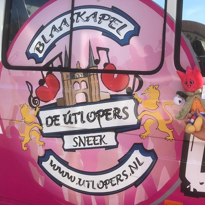 Getting ready for day 2. 
Cheering for the Dutch skaters at the #isu #WK #sprint at #thialf in #heerenveen 
⚘🌷⚘
*
#TillyTulp #globetrotter #tulip #tulips #dutch #Holland #netherlands #souvenir #souvenirs #flowergirl #tourist #kids #book #books #booklet #blaaskapel #utlopers