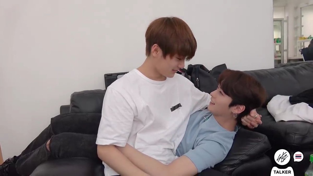 axma_m's tweet photo. หืมมมมมม....หื๊มมมมมม จองอินค้าบบ ดูหน้าพี่ฮยอนจินด้วยครับกลับไปที่พักหนูไม่รอดแน่ๆครับ55555 #StrayKids #Minho #IN #Hyunjin https://t.co/IAqaXlP4nw