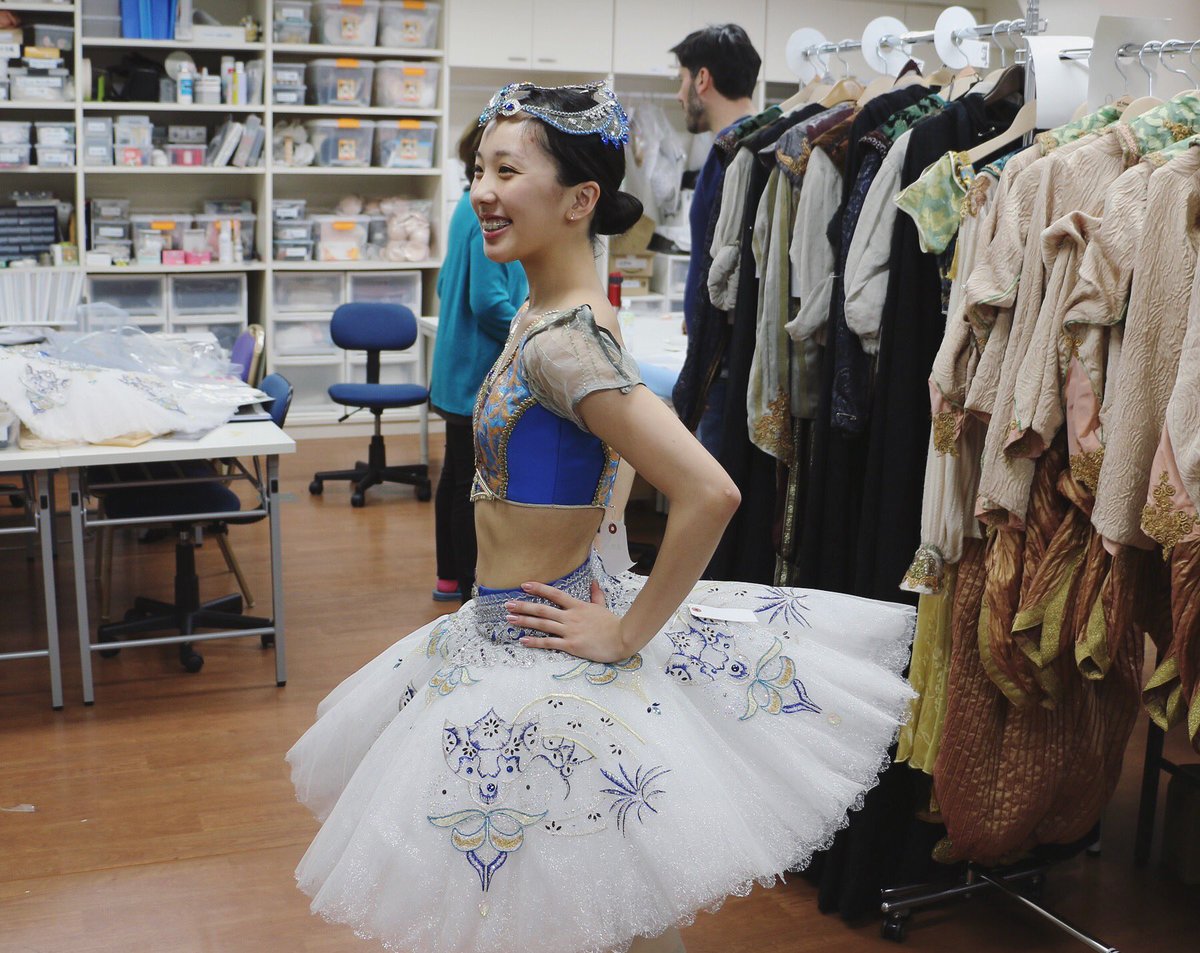海賊 の衣裳合わせの様子。オダリスクのソリストをつとめる吉江絵璃奈