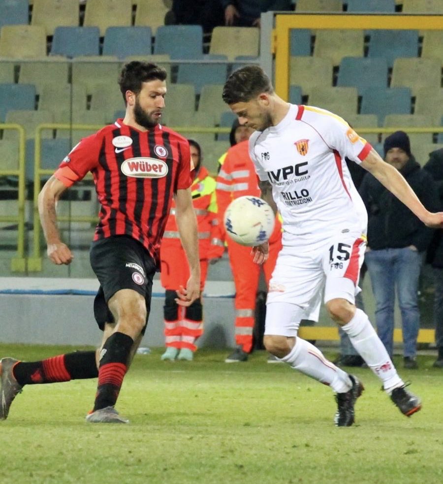 iemme99's tweet photo. Un altro pari, contro un avversario forte e in una partita che è stata una battaglia. Ma non ci basta, vogliamo vincere! 🔴⚫️
#ForzaFoggia #FOGBEN https://t.co/KdTkuXCLBf