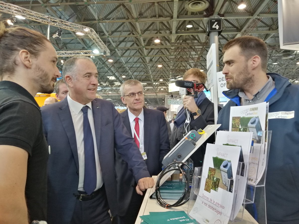 Visite du Ministre de l'agriculture <a href="/dguillaume26/">Didier GUILLAUME</a> pour échanger avec nos Start-up sur le Stand de la Ferme Digitale #SIMA2019 #MAGF #teamLFD