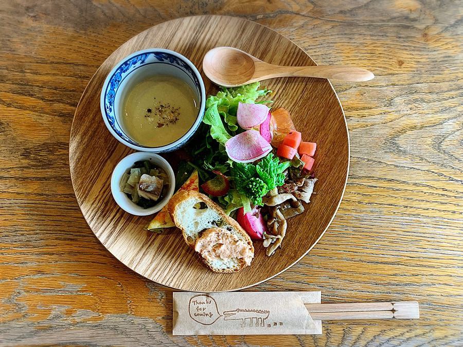 花紫 ワニカフェランチ オサレな店内 可愛い器 ワニカフェ おしゃれカフェ カフェ ランチ カフェランチ 高島市 高島びれっじ 高島ランチ 滋賀