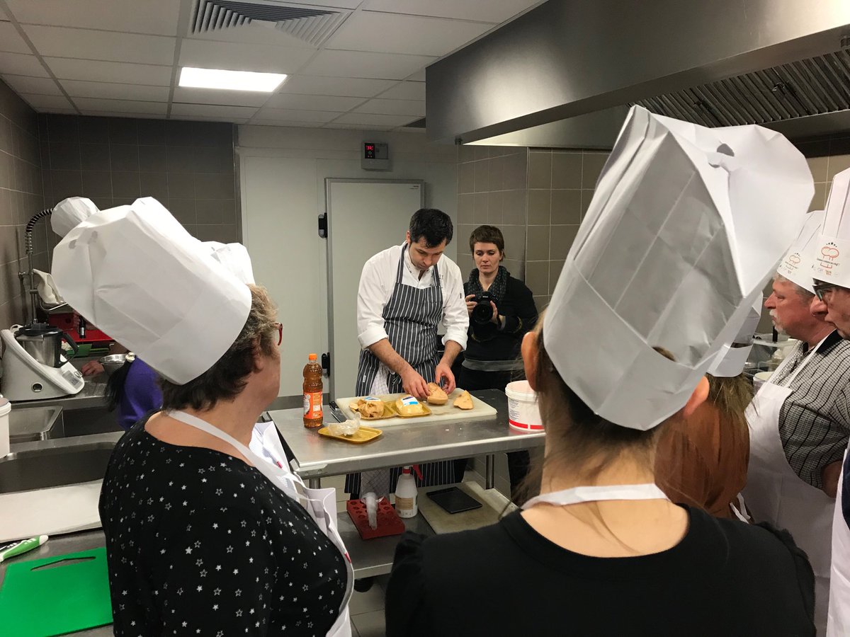 jbdambier's tweet photo. Ce matin cours de cuisine pour les gagnants du concours organisé pour les #locataires ⁦@cus_habitat⁩ et ⁦@Hab_moderne⁩  avec le chef Raux du restaurant étoilé @Le1741 avec ⁦@AssoVrac⁩ #plusqu’un bailleur social ⁦@PhilippeBIES⁩ ⁦⁦@federationOPH⁩ https://t.co/Nc0kWwsMsB