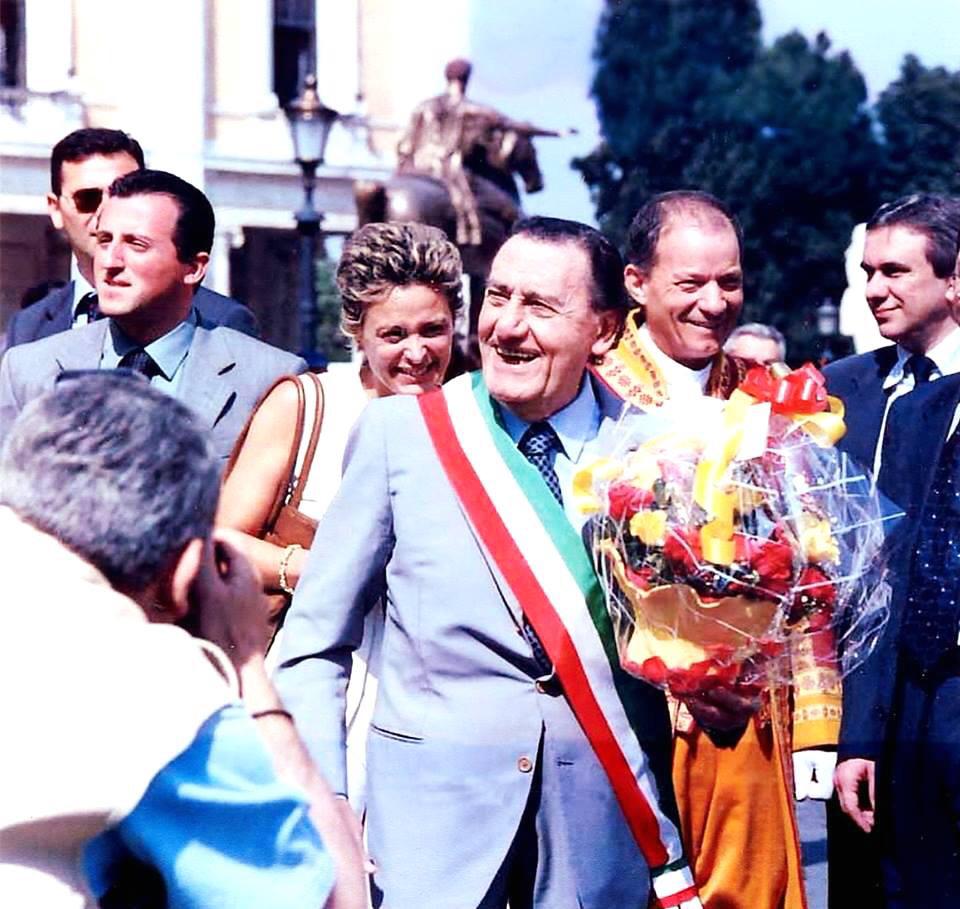 "Noi abbiamo avuto il privilegio di nascere a Roma", diceva il grande #Alberto Sordi, straordinario protagonista della cultura italiana ed emblema della romanità. Sedici anni fa l'Albertone nazionale ci lasciava. Ci piace ricordarlo nel ruolo di Sindaco di #Roma per un giorno.