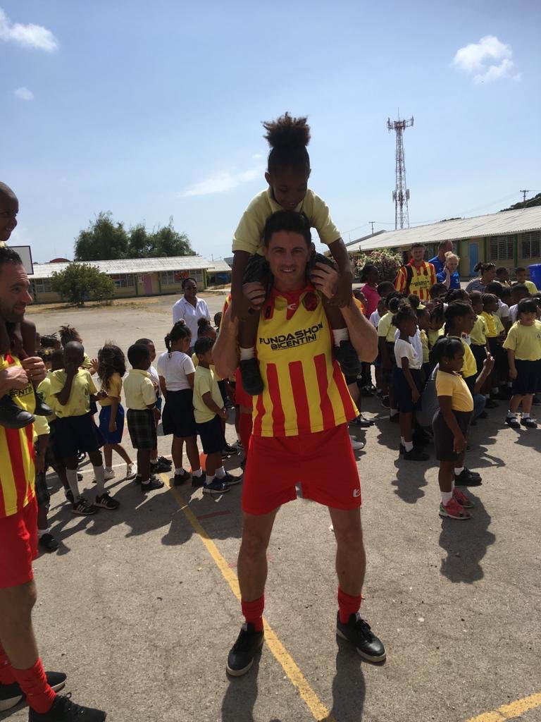 ❌ Geen MATCHDAY...

✅ Wel een basisschool bezocht in #Brievengat, #Curacao. 350 leerlingen mochten vragen stellen, kregen een voetbalclinic en speelde daarna een wedstrijd met de selectie van Juliana ‘31. 

#JulianaInCuracao