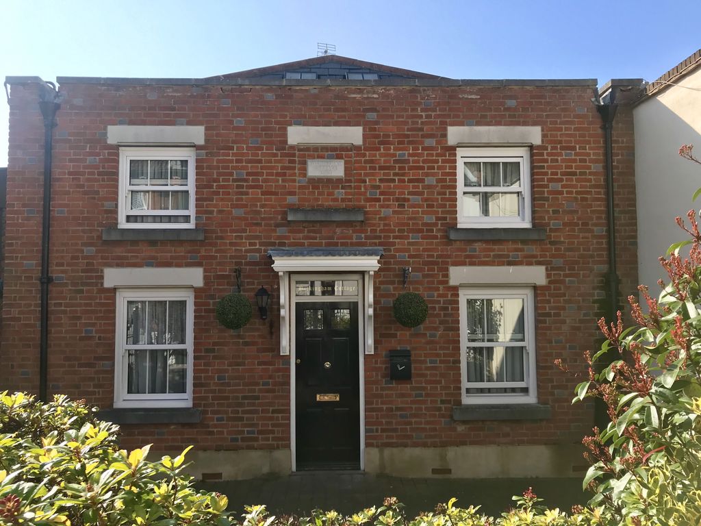 DukeOfBuck's tweet image. Spending the day in Portsmouth? Why not make a night of it too and stay with us. We might even treat you to a cosy stay in our Buckingham Cottage! Excellent value for money, you can’t go wrong!  Call 02392 827067 or email info@dukeofbuckingham for best rates. Happy Sunday!