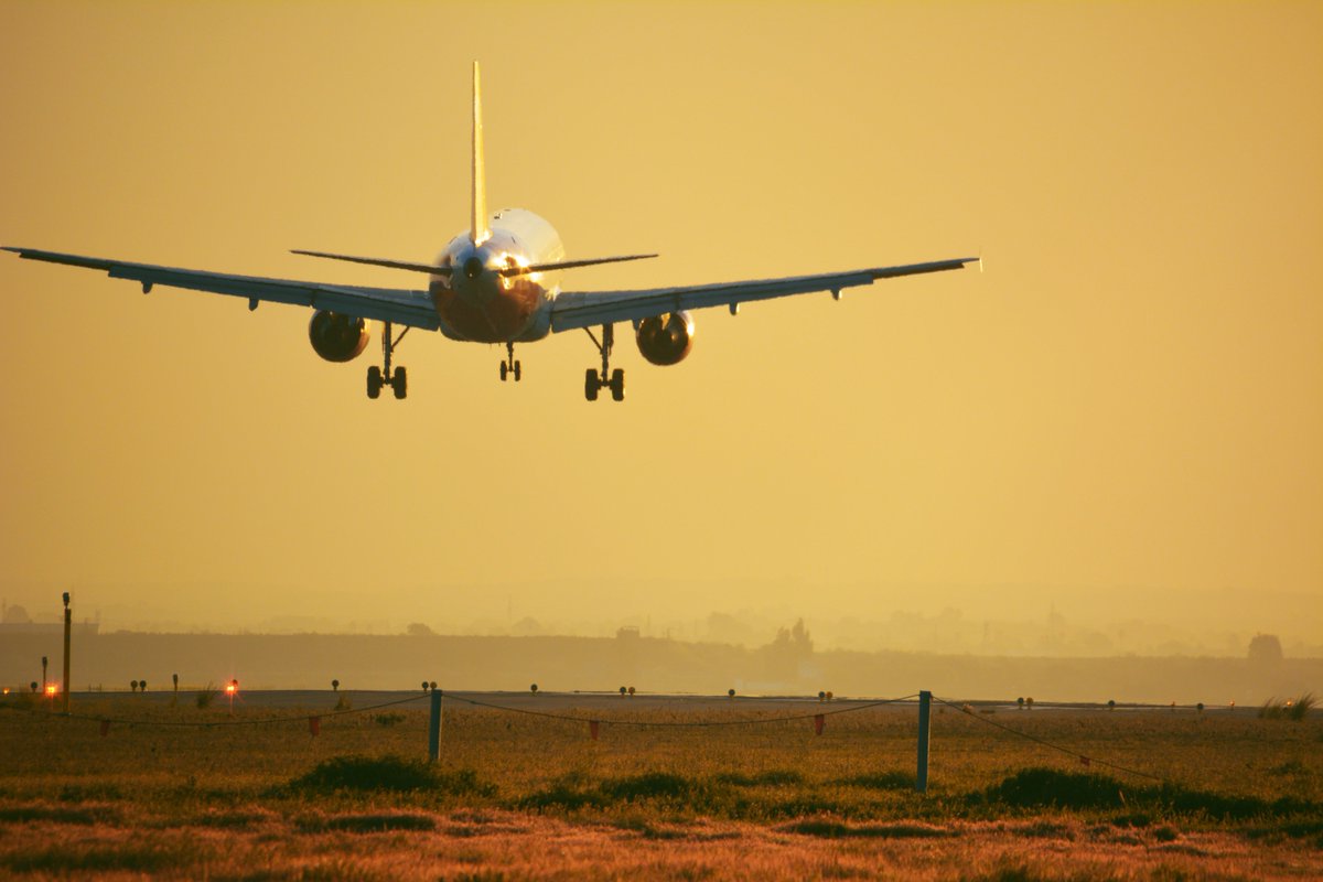 manu_aviation's tweet photo. Esta mañana en #SVQ cazando a nuestro compañero @Machopilot_12 por tierras sevillanas... IBS3954 - IBS3947 @iberiaexpress 

@SevillaVuela @aeropuertoSVQ https://t.co/mPfkMR6tld