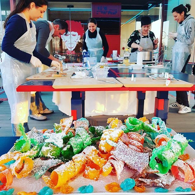 Tra le tante foto dello show di ieri da @biffigustoofficial ho scelto questa perché sono al lavoro in mezzo si corsisti, dove mi piace di più essere, adoro “insegnare” soprattutto ricette come quella di oggi, semplici ma che stupiscono una volta finite!!… ift.tt/2Eu9L5c