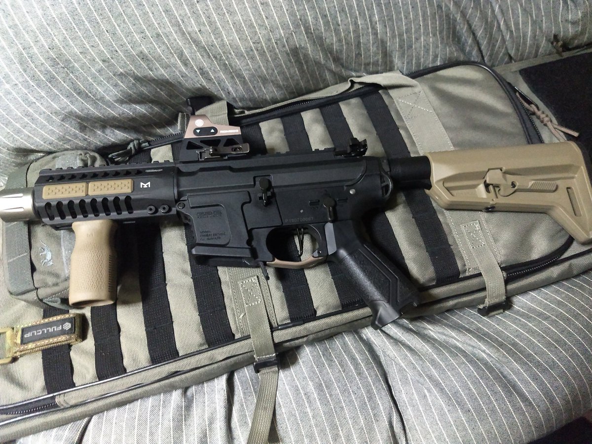 tacoske6's tweet photo. あれ('ω')格好良き..🤔
このハイダースタイルもあり😎
実在しない銃なので
好きに組み合わせ('ω')ぶほ
#ARP9
#MAGPUL
#ROMEO3
#SLR
#サバゲー
#サバゲーマーさんと繋がりたい https://t.co/Oh3lWRteT2