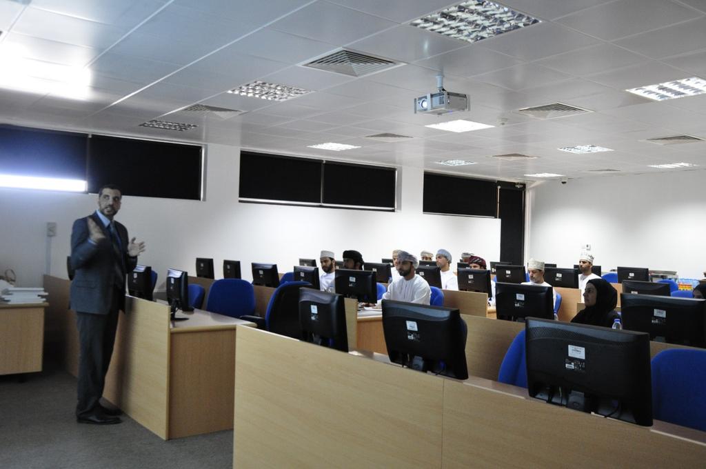 نظم مركز إعداد و تطوير العاملين برنامج (أمن تقنية المعلومات) لموظفي الجامعة، قدمه المحاضر حازم صالح.
