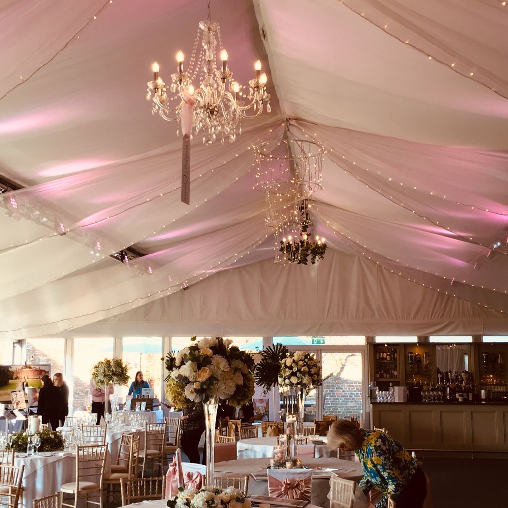 All set for today’s open day in the sunshine at @BraxtedWeddings !

#weddingdecor