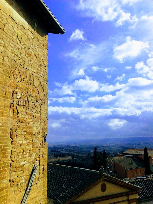 From the office window at the Siena Art Institute you can glimpse the southern Province of #Siena!
#studyabroad #Tuscany #Italy #toscana
#sienaartinstitute #igerssiena