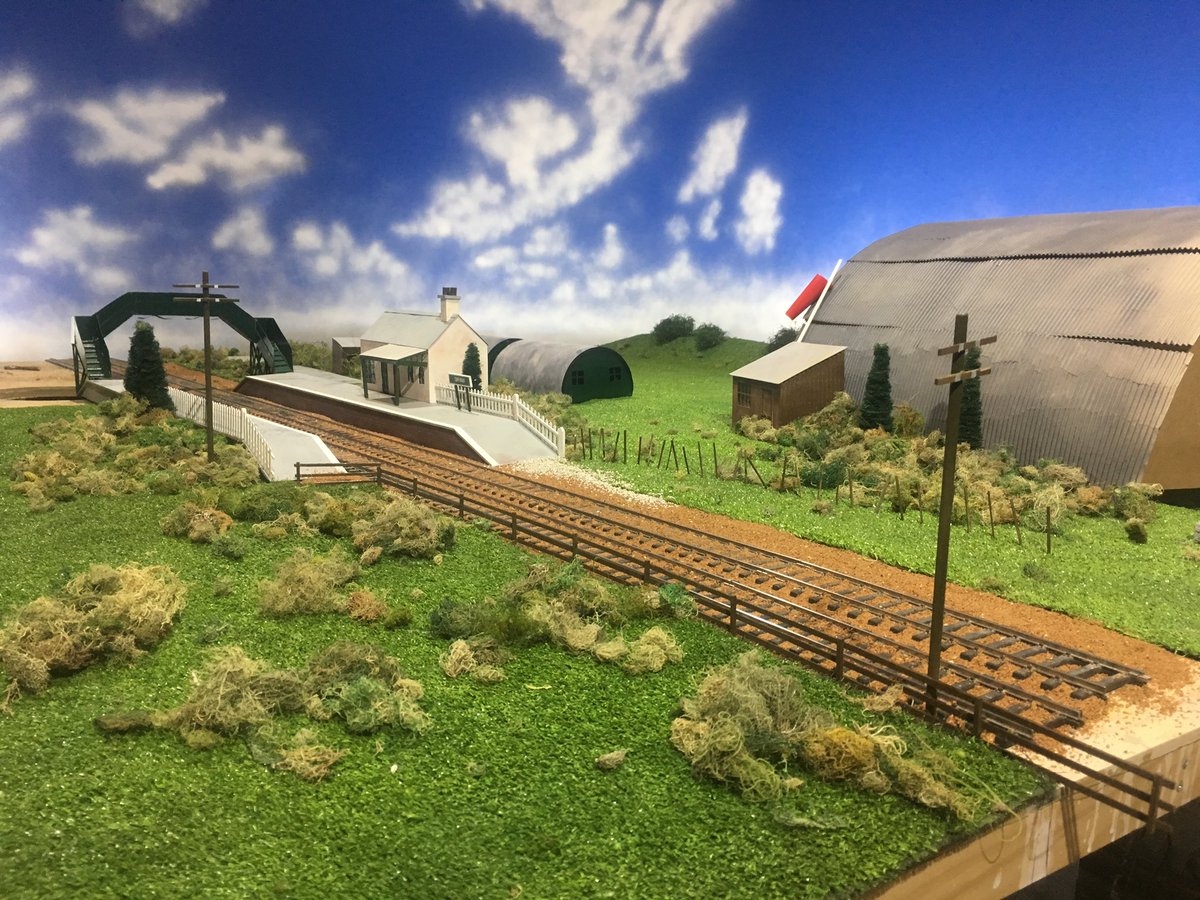 Here’s something interesting, the process of building the sky for @thomasmodeller ‘s dryaw set. It is permanently fixed to the wall and constructed out of plasterboard and plywood.