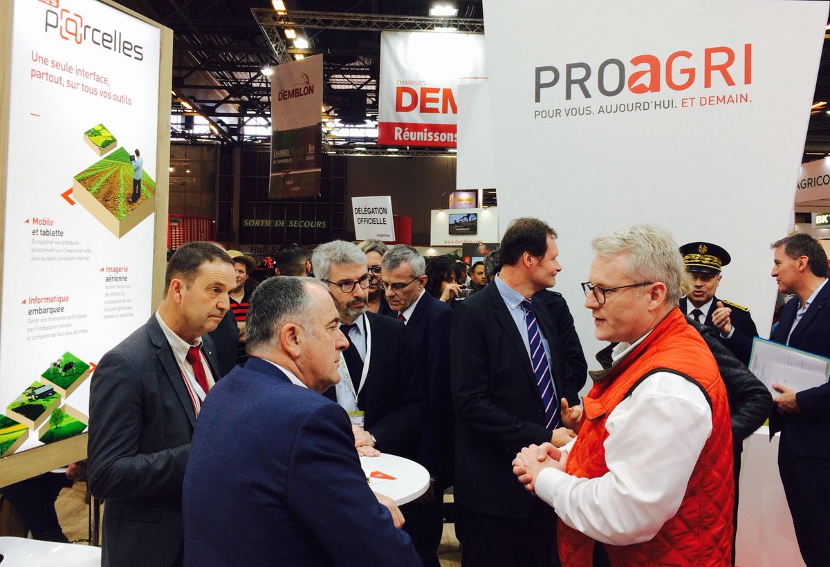 🚜#SIMA19 ➡️ <a href="/dguillaume26/">Didier GUILLAUME</a> sur notre stand #Proagri
👉Les #ChambAgi ont vocation à être au centre de la transition de toutes les agricultures et des territoires.
En savoir + : chambres-agriculture.fr/chambres-dagri…