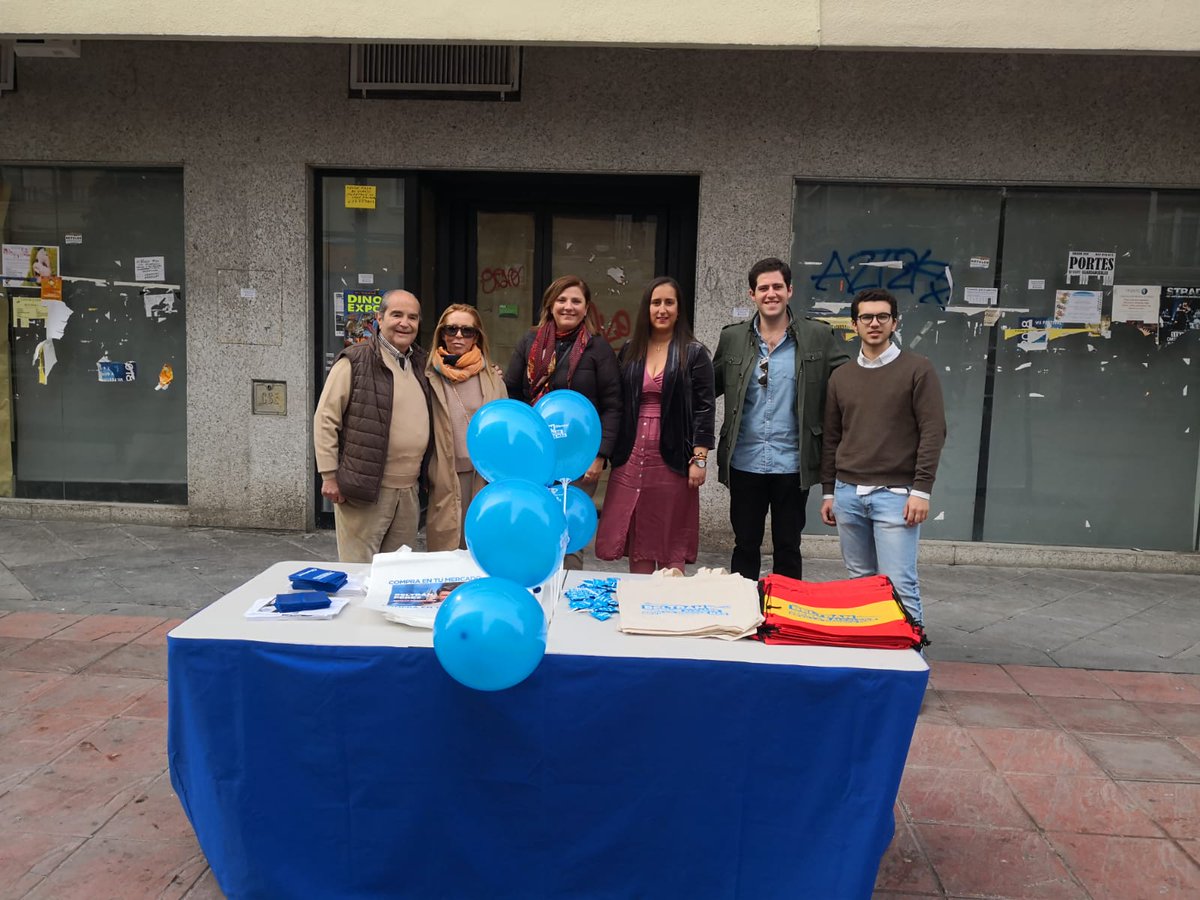 bealozlan's tweet photo. Ayer con compañeros de @nnggsevilla y de @PPdeSevilla informando a los vecinos de Los Remedios de algunas de la medidas que se van a llevar al Pleno de mañana.

Porque @BeltranPerezPP SÍ se preocupa por Sevilla y los sevillanos

#SevillaMereceMás #BeltránAlcalde https://t.co/T5KqIHg7Cl