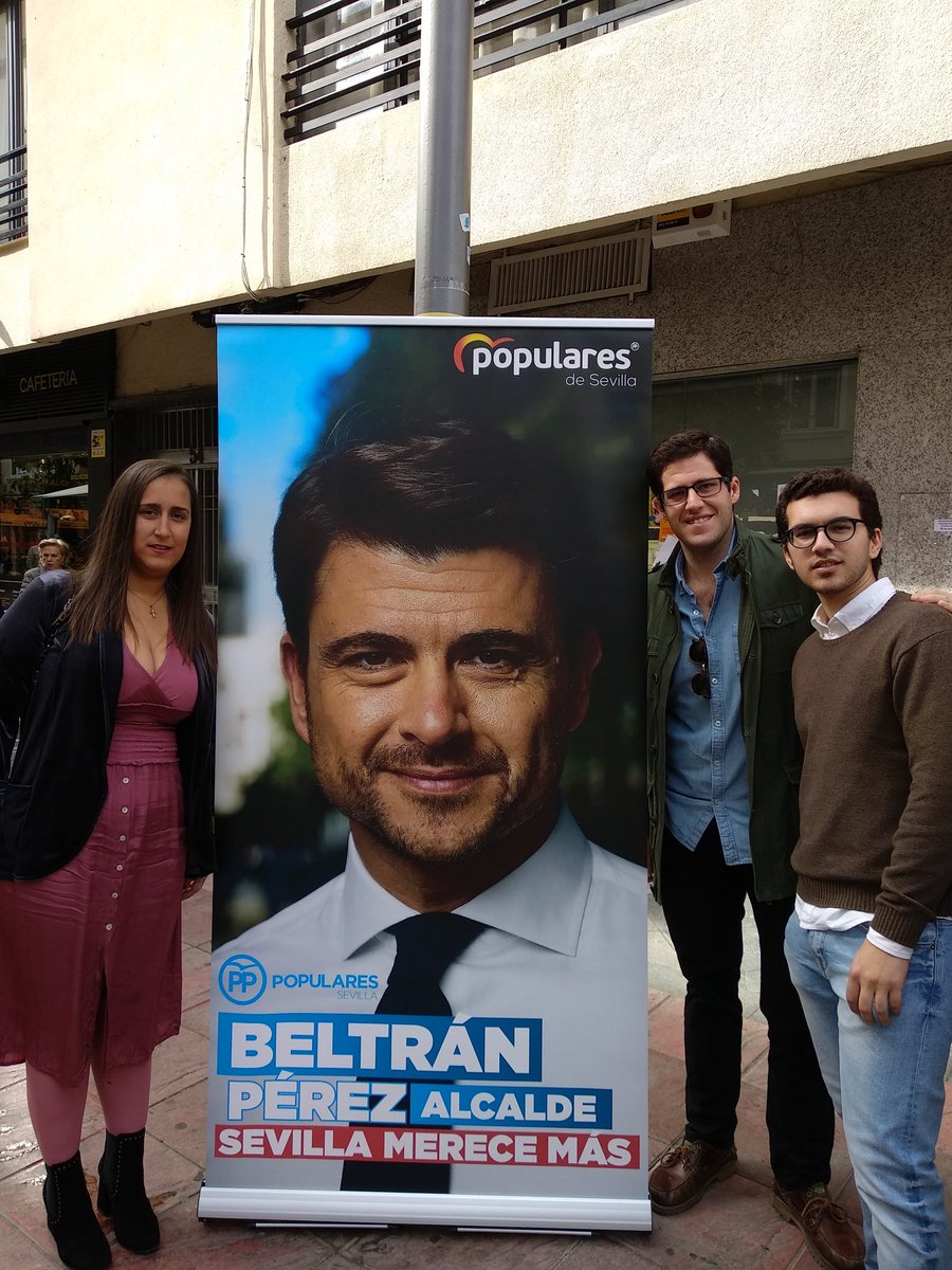 bealozlan's tweet photo. Ayer con compañeros de @nnggsevilla y de @PPdeSevilla informando a los vecinos de Los Remedios de algunas de la medidas que se van a llevar al Pleno de mañana.

Porque @BeltranPerezPP SÍ se preocupa por Sevilla y los sevillanos

#SevillaMereceMás #BeltránAlcalde https://t.co/T5KqIHg7Cl