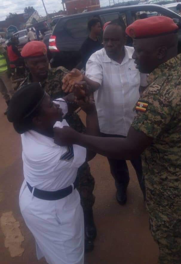 PyeparFaisal's tweet photo. Oh no, this is too much. 3 army men ganging up on 1 traffic police woman just for trying to execute her job 😭... https://t.co/IY0aoZjdGz