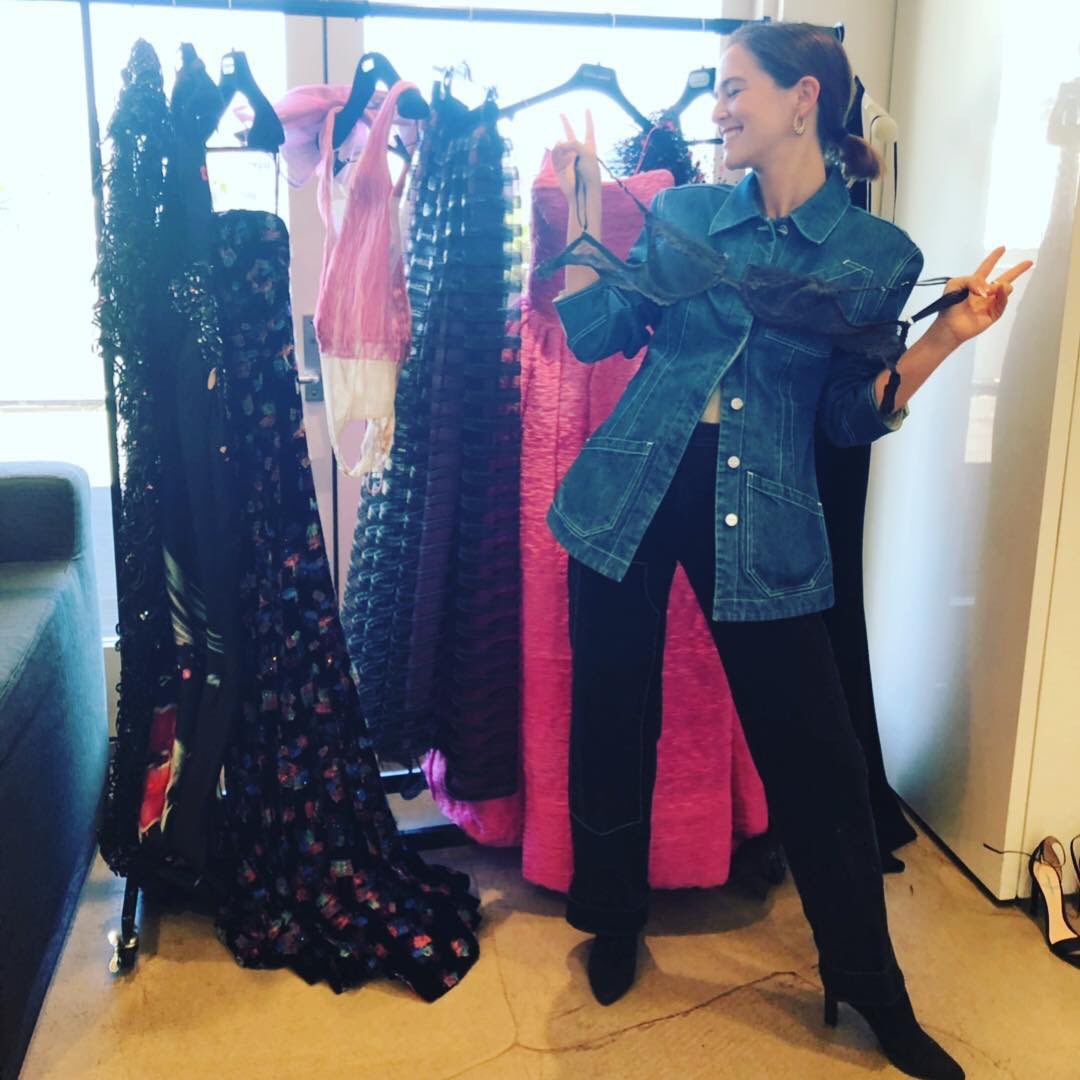 (📍) Zoey Deutch จาก Instagram ของคุณสไตลิสต์ Elizabeth Stewart ค่ะ กำลังเตรียมตัวและเลือกชุดไปงาน #Oscars2019 รอติดตามว่าปีนี้ Zoey จะใส่แบรนด์อะไรไปเดินพรมแดง ✨