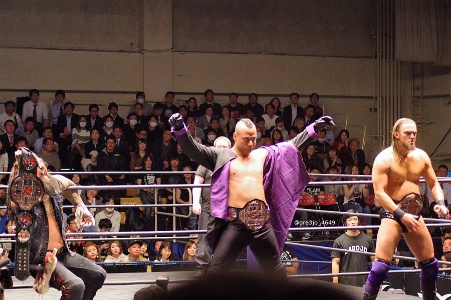 ore3jo_4649's tweet photo. 2019.02.22 HONOR RISING:JAPAN 2019 後楽園ホール 第８試合
#マット・テイヴェン 選手・ #ヴィニー・マーセグリア 選手・ #TKオライアン 選手①
#njpw #njroh #マット・ターバン #ROH #MattTaven #VinnyMarseglia #TKORyan

 #KINGDOM カッチョえぇ～です😊 https://t.co/q1xz8wOSQj
