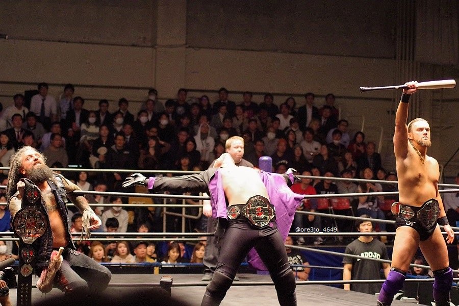 ore3jo_4649's tweet photo. 2019.02.22 HONOR RISING:JAPAN 2019 後楽園ホール 第８試合
#マット・テイヴェン 選手・ #ヴィニー・マーセグリア 選手・ #TKオライアン 選手①
#njpw #njroh #マット・ターバン #ROH #MattTaven #VinnyMarseglia #TKORyan

 #KINGDOM カッチョえぇ～です😊 https://t.co/q1xz8wOSQj