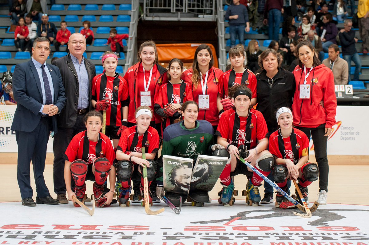 ReusDeportiu's tweet photo. Al final, l'esportivitat s'imposa! Felicitats al @CHMataro per la #MiniCopaOKF i a les jugadores del @ReusDeportiu pel gran torneig! #forçaReus https://t.co/d4F7bJMhSj