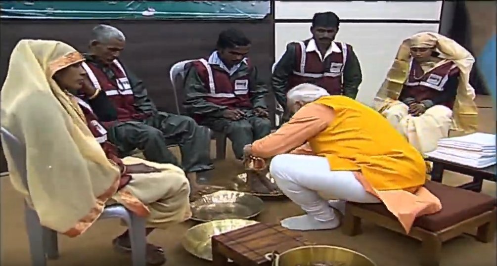 ipankaj_raj's tweet image. #ModiAtKumbh

PM @narendramodi ने कुंभ में 5 सफाईकर्मियों के पैर धोकर आशीर्वाद लिया और अंगवस्त्र देकर सम्मानित किया।
