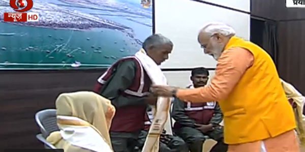 ipankaj_raj's tweet image. #ModiAtKumbh

PM @narendramodi ने कुंभ में 5 सफाईकर्मियों के पैर धोकर आशीर्वाद लिया और अंगवस्त्र देकर सम्मानित किया।