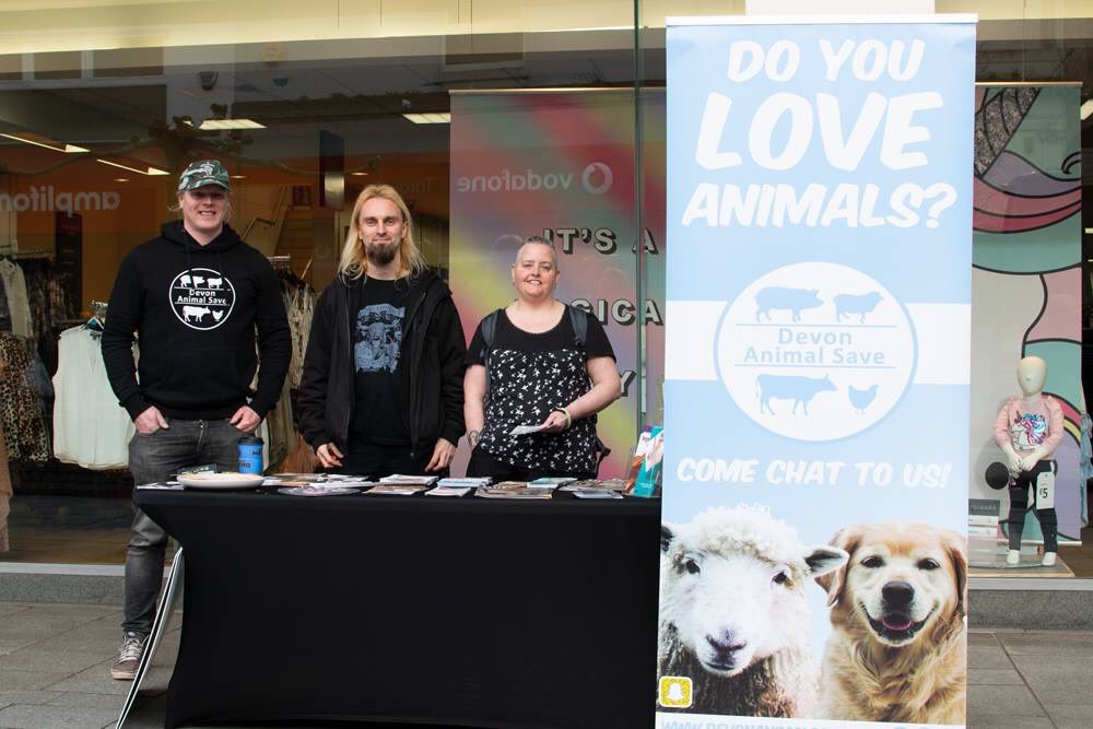 DevonAnimalSave's tweet image. Great outreach stall in Torquay town centre yesterday. Lots of interesting conversations were had and people enjoyed trying violife cheese, quorn ham and chocolate 😋😋