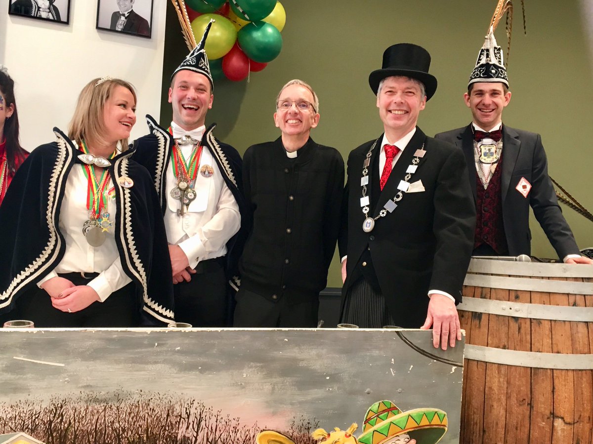 Gefillesetierd Kluutetraejers uut De Vrèj mit prins Bas, prinses Renee, jeugdprins Steven, jeugdprinses Sanne en narren Eline en Sterre.