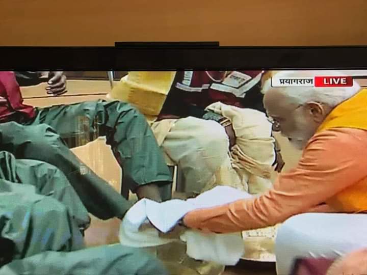 saffron_lion's tweet image. Wow ! The PM of a country washing the feet &amp;amp; saluting 5  safaikarmachari- truly a historic moment in SwatchhaBharat &amp;amp; SwatchhaKumbh!

Naman to all these Shramyogi &amp;amp; our great PM Dharmaveer

#ModiAtKumbh