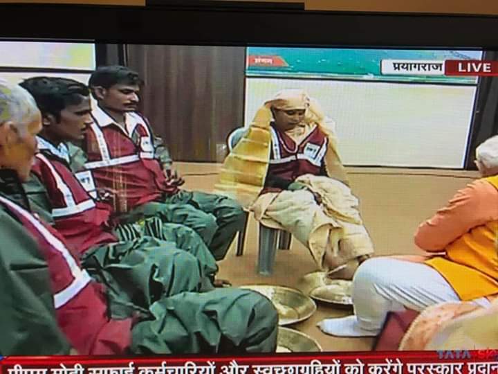 saffron_lion's tweet image. Wow ! The PM of a country washing the feet &amp;amp; saluting 5  safaikarmachari- truly a historic moment in SwatchhaBharat &amp;amp; SwatchhaKumbh!

Naman to all these Shramyogi &amp;amp; our great PM Dharmaveer

#ModiAtKumbh