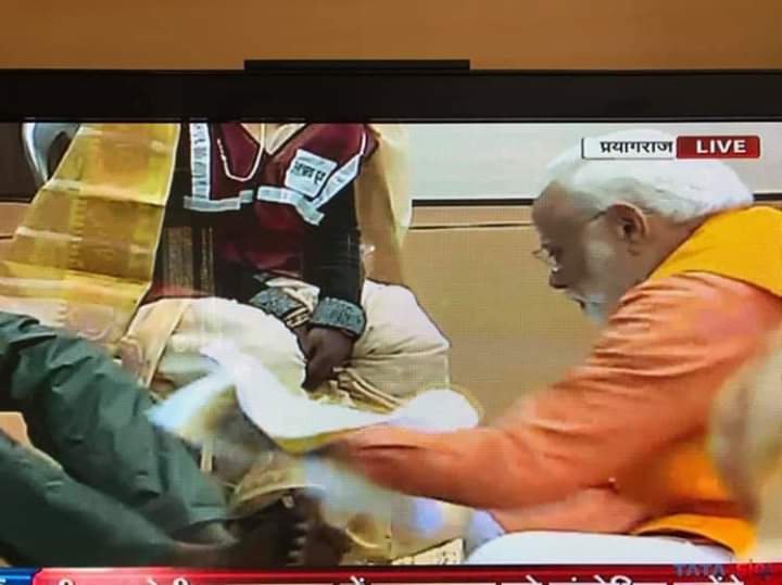saffron_lion's tweet image. Wow ! The PM of a country washing the feet &amp;amp; saluting 5  safaikarmachari- truly a historic moment in SwatchhaBharat &amp;amp; SwatchhaKumbh!

Naman to all these Shramyogi &amp;amp; our great PM Dharmaveer

#ModiAtKumbh