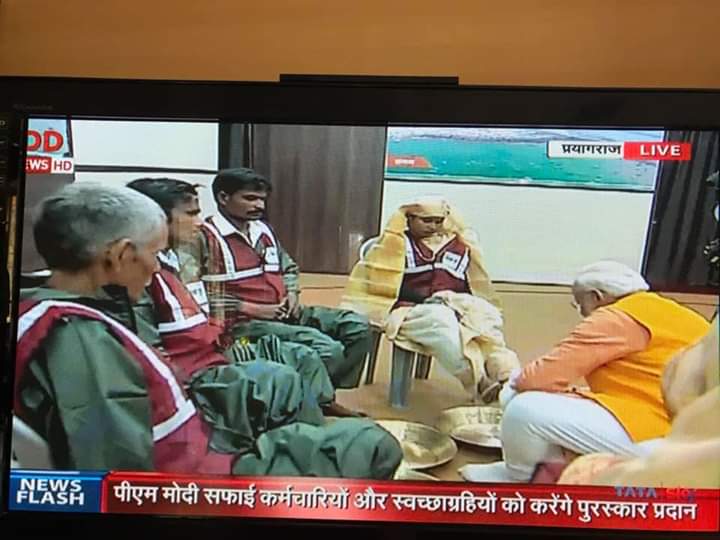 saffron_lion's tweet image. Wow ! The PM of a country washing the feet &amp;amp; saluting 5  safaikarmachari- truly a historic moment in SwatchhaBharat &amp;amp; SwatchhaKumbh!

Naman to all these Shramyogi &amp;amp; our great PM Dharmaveer

#ModiAtKumbh