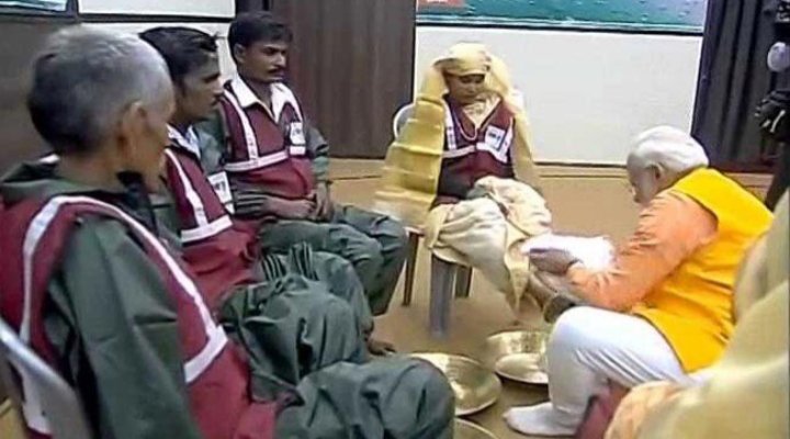 ashutoshthinks's tweet image. लोकसभा चुनाव 2019 में ये फोटो bjp को निर्णायक भूमिका में लेकर आयेगी।
#ModiInGorakhpur #ModiAtKumbh