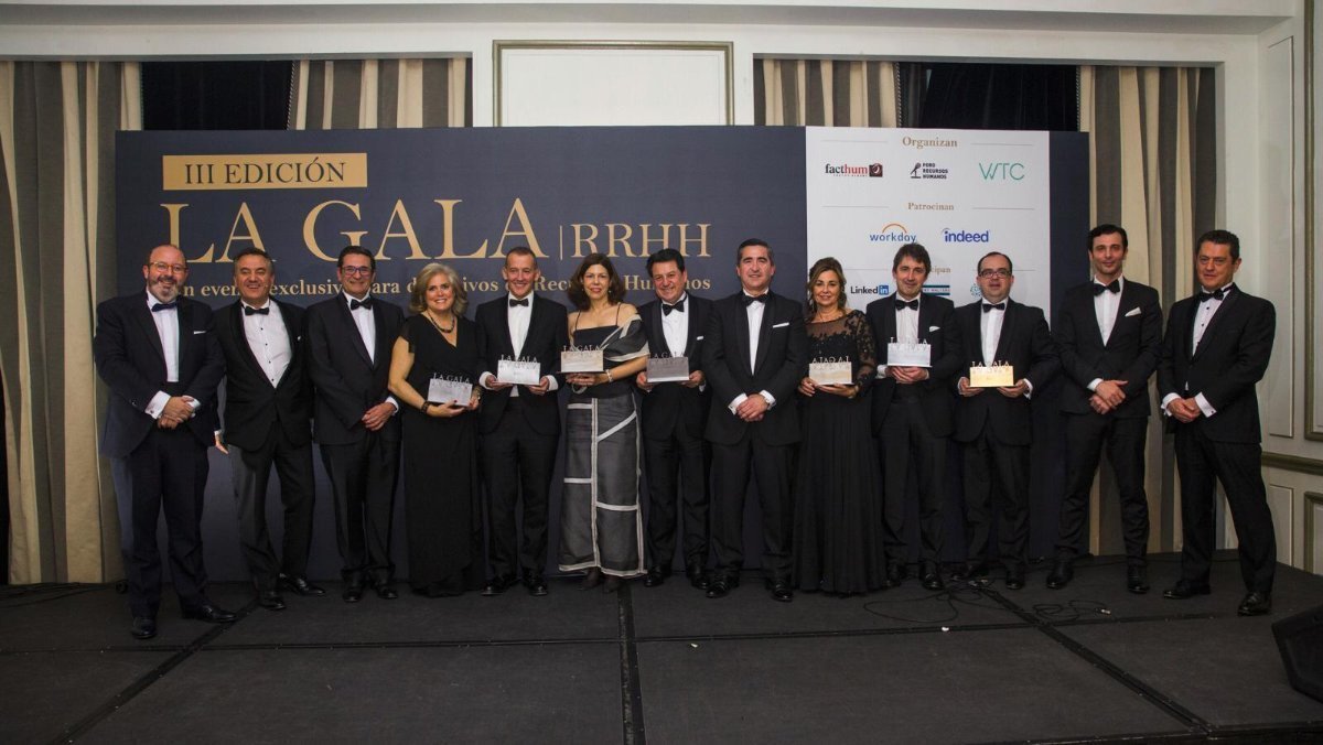 bancosantander's tweet photo. La #GalaRRHH2019 de @ForoRRHH concede a Roberto Di Bernardini, director global de RRHH de @bancosantander, el ‘Premio @Workday a la digitalización de la función de RRHH’. Recoge el galardón Elisabetta Galli, Global Head of Knowledge de Banco Santander.
https://t.co/cA39Shs2hS https://t.co/awxHKo38Ci
