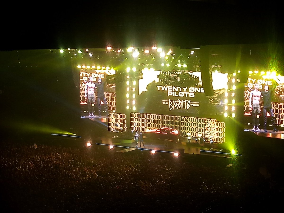 Scodeeran's tweet image. "This is the sound we make
When inbetween two places
Where we used to bleed
And where our blood needs to be."

Thank you for this incredible night