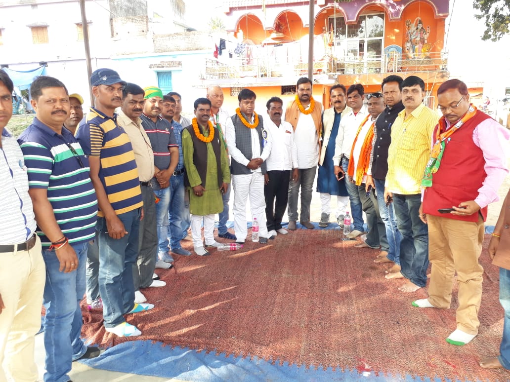 HarinathSau's tweet photo. "भारत के मन की बात मोदी के साथ" 
माण्डर विधान सभा में बतौर प्रभारी रथ रवाना करते हुए।
मिशन मोदी अगेन पीएम https://t.co/QrBrGqJwZ9