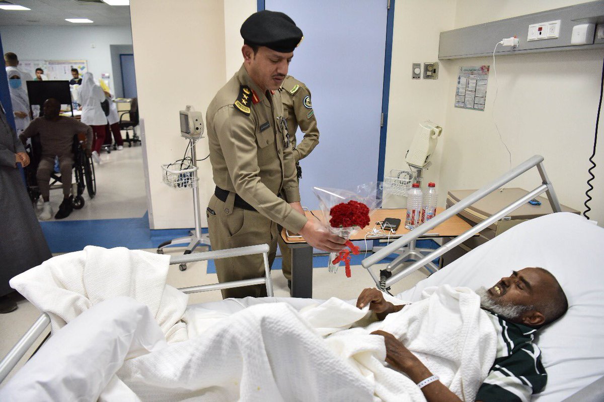 ضمن جهود القوات الخاصة لأمن الطرق التوعوية والتي تهدف لرفع مستوى السلامة المرورية تم إقامة ركن توعوي وزيارة المرضى المنومين بقسم الجراحة #مستشفى_الملك_سلمان  .
حيث يتناول الركن بالتعريف بمهام أمن الطرق وأهمية الالتزام بالأنظمة المرورية  .
#امنكم_وسلامتكم_هدفنا