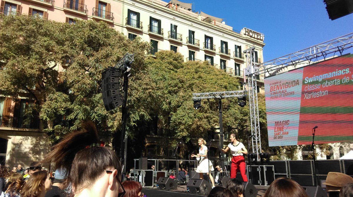 La classe oberta de swing i charleston de <a href="/swingmaniacs/">Swing Maniacs Barcelona</a> ja ha començat! Veniu a ballar a la plaça de la Catedral 🎶🔝!