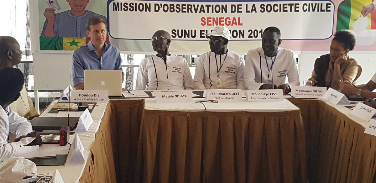 aliounetine16's tweet photo. #SituationRoomElectorale , #SunuElection2019 , visite de l'ambassadeur de Grande Bretagne George Hodgson aux observateurs de la Société civile pour s'informer sur les méthodes de travail, de collectes , d'analyse et de traitement des incidents, et dysfonctionnements constatés. https://t.co/7vkO57LAj2