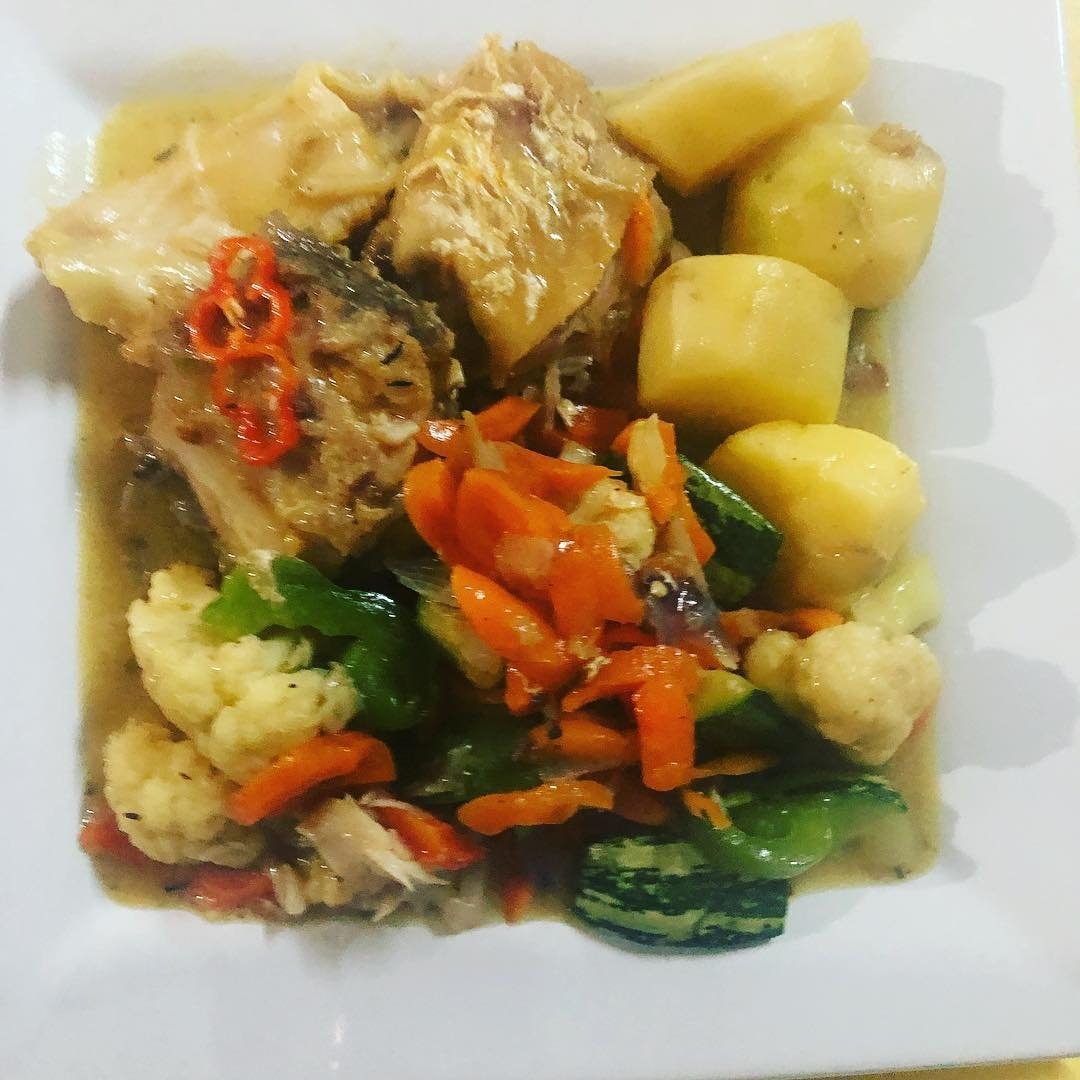 sincerelyuloma's tweet photo. A bit of a mish-mash of nature’s best! Fish is Shiny Nose (What’s its serious name, mbok?) marinaded for a couple of hours then cooked in coconut milk. It’s then accompanied by cauliflowers, marrow, green pepper and carrots... all slightly crunchy and summery! https://t.co/b2nu30LqAh
